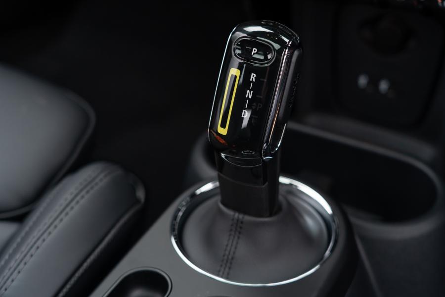 Детали интерьера Mini Cooper SE Level 3 (F56) 2020 года  (UK) (фото 8 из 32)